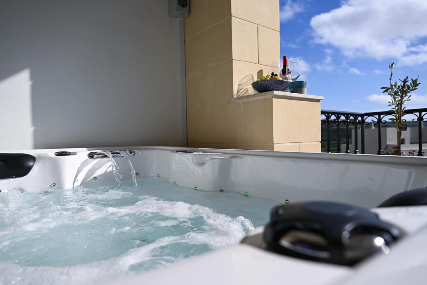 Fl 3 Ta'Lonza Luxury With Hot Tub By Homely Mellieha Bagian luar foto
