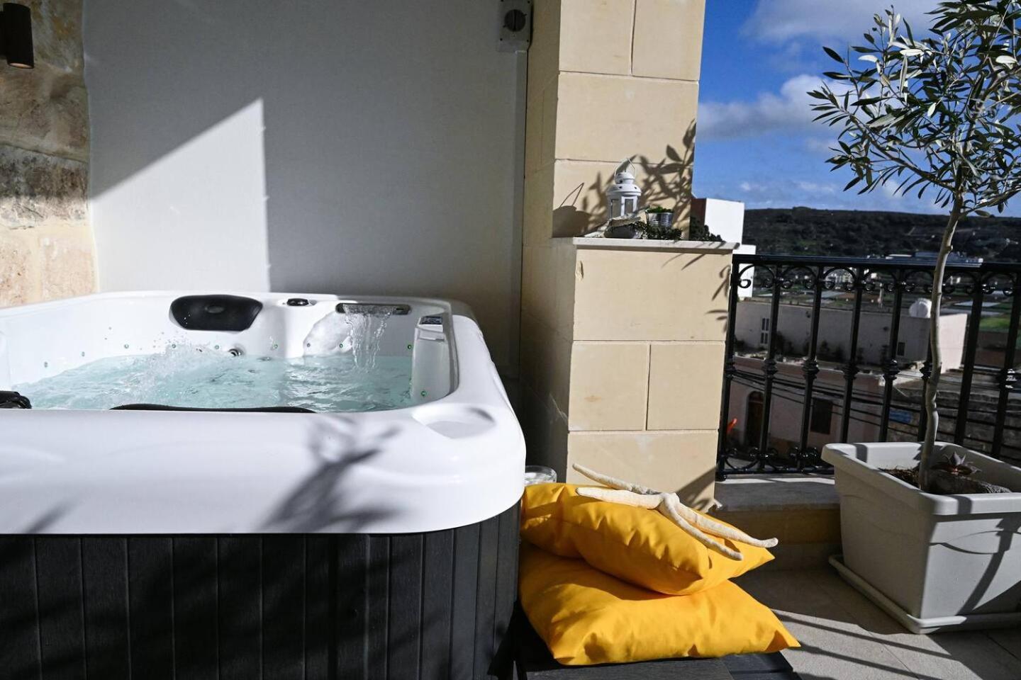Fl 3 Ta'Lonza Luxury With Hot Tub By Homely Mellieha Bagian luar foto