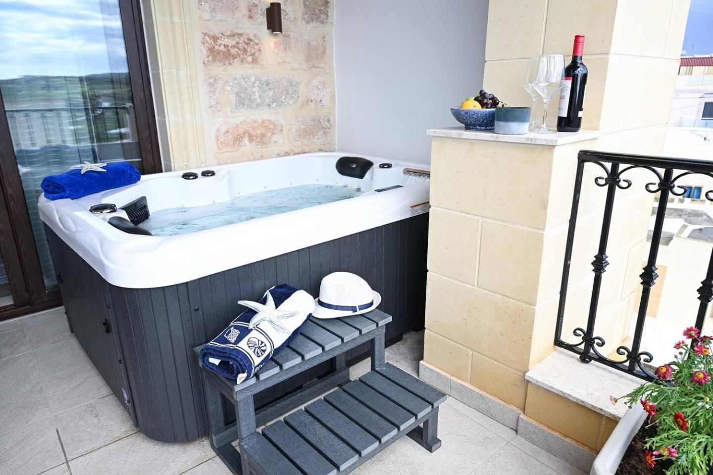 Ta'Lonza Luxury Near Goldenbay With Hot Tub App3 Apartment Mellieha Bagian luar foto