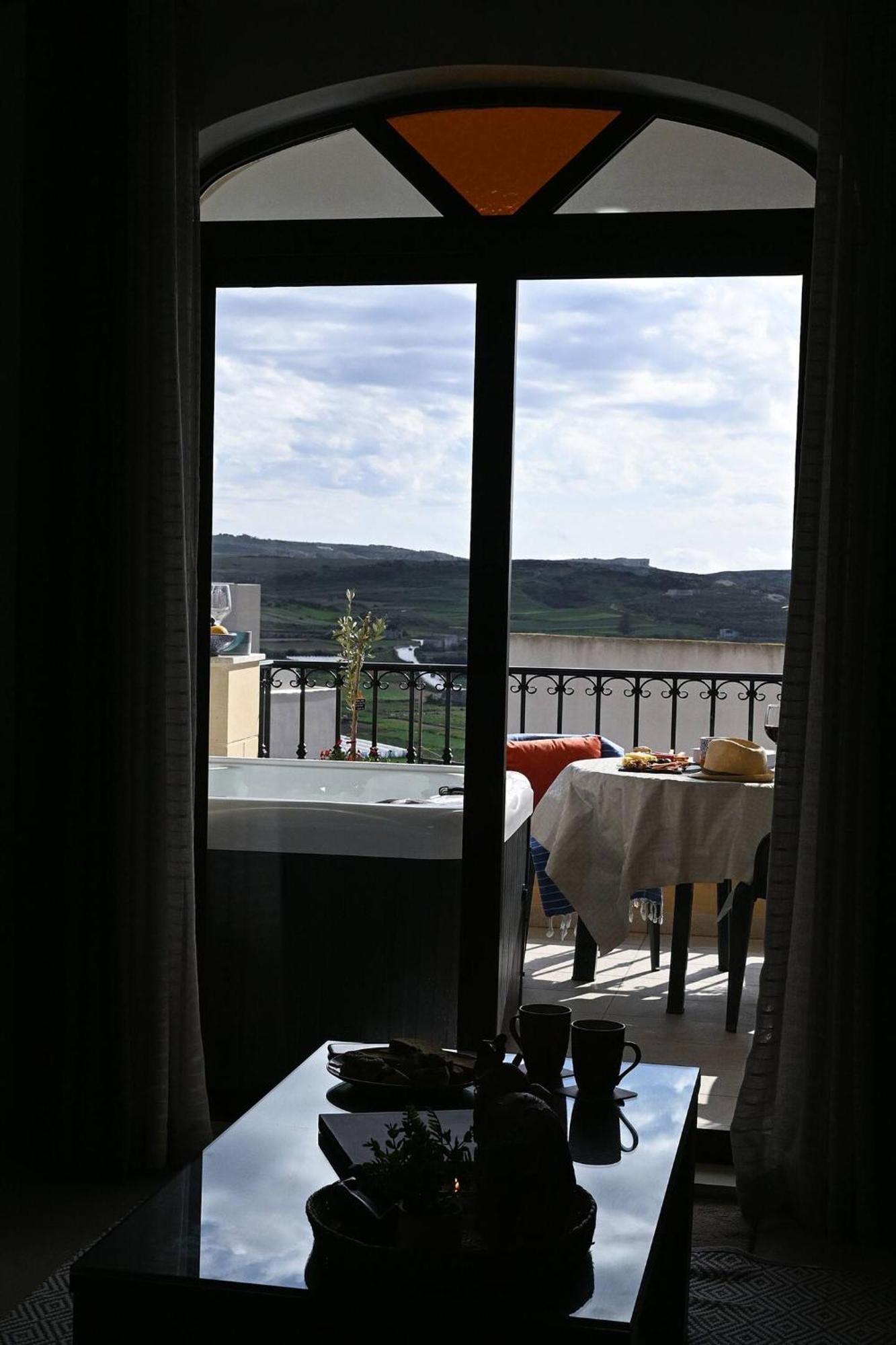 Fl 3 Ta'Lonza Luxury With Hot Tub By Homely Mellieha Bagian luar foto