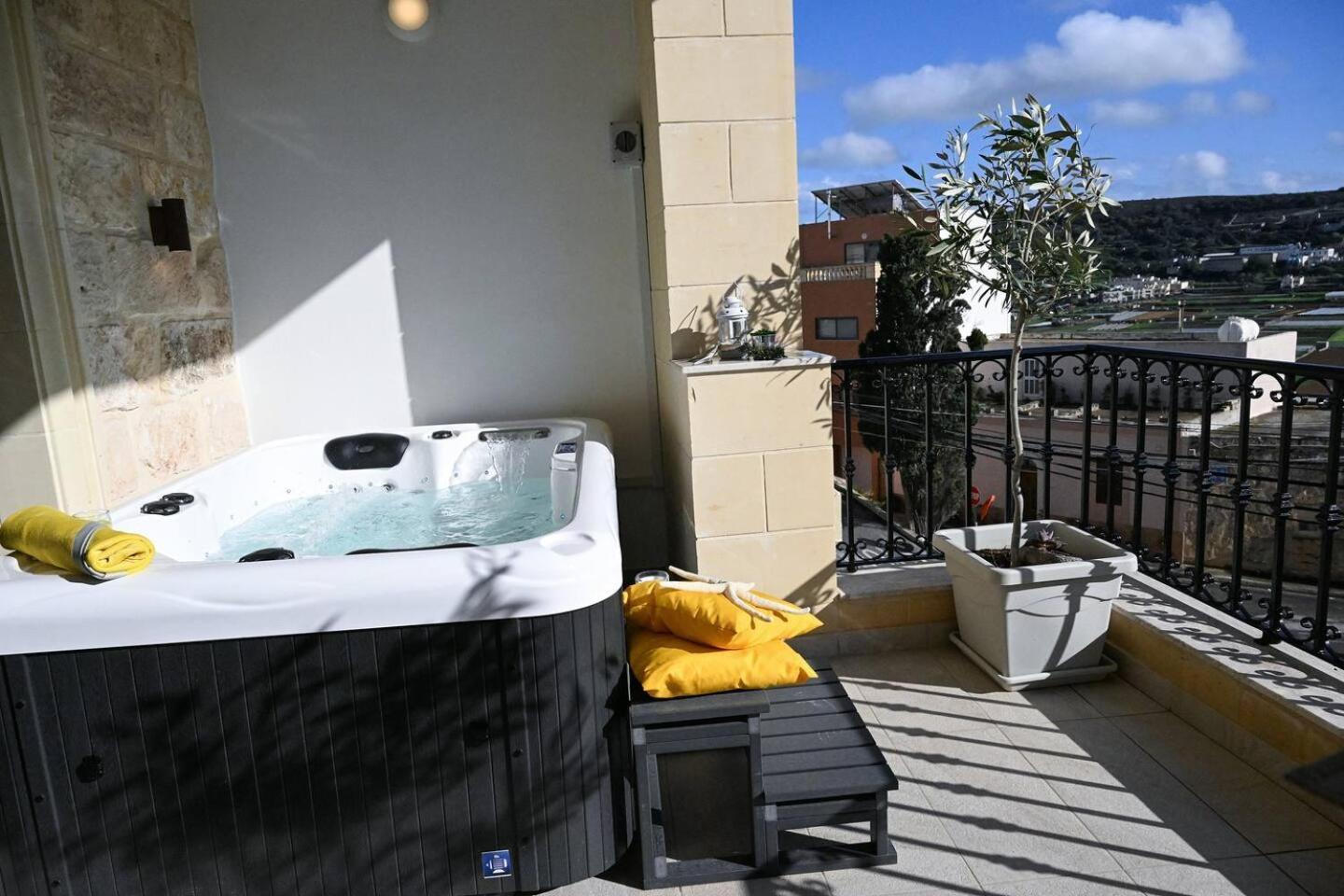 Fl 3 Ta'Lonza Luxury With Hot Tub By Homely Mellieha Bagian luar foto