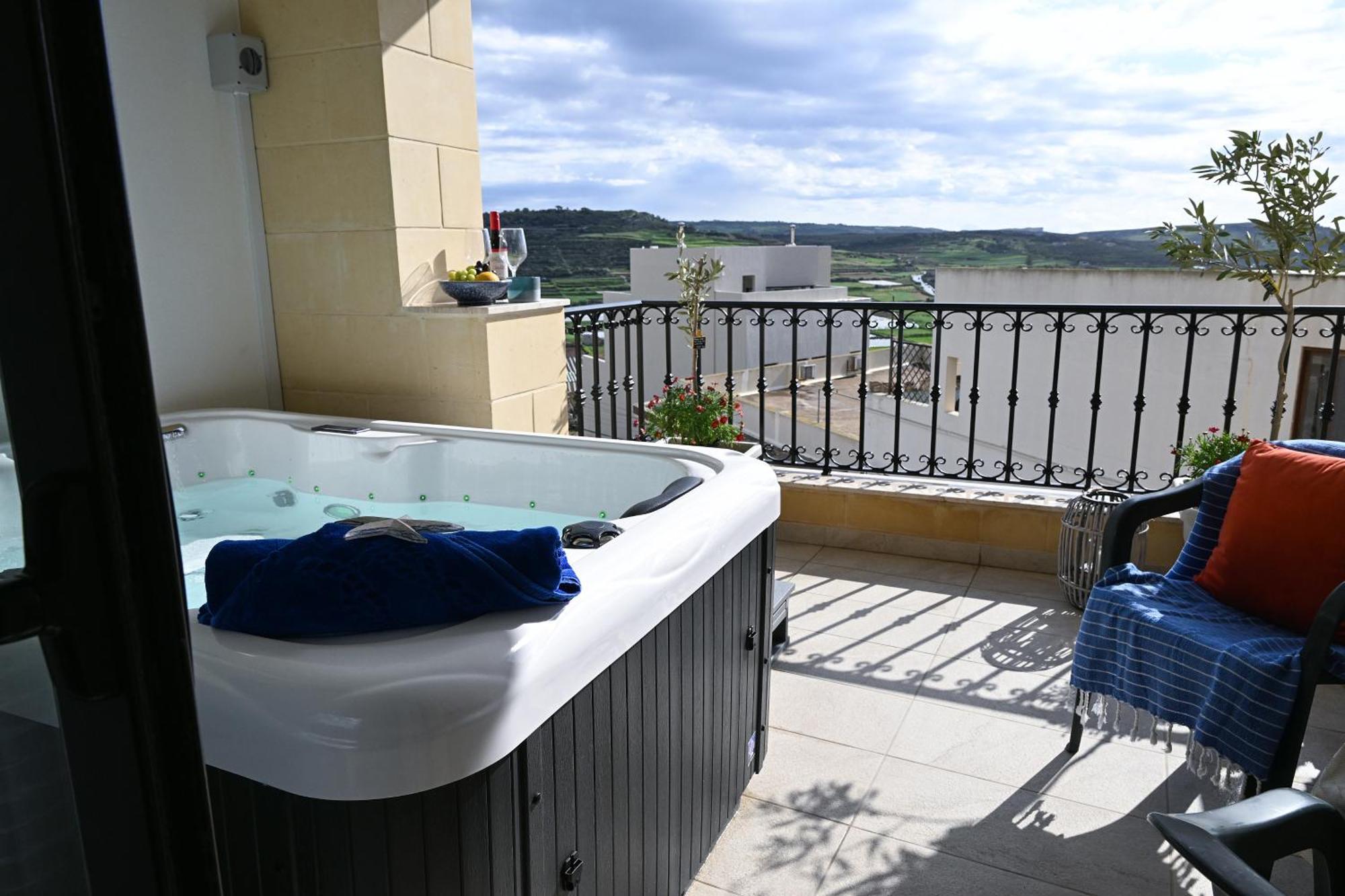 Fl 3 Ta'Lonza Luxury With Hot Tub By Homely Mellieha Bagian luar foto